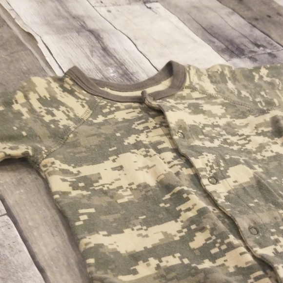 US Army baby button up onesie - Picture 2 of 4